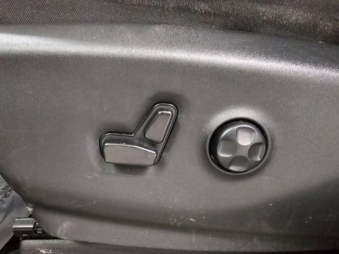 Used 2023 Chrysler Pacifica Touring-L FWD image 14
