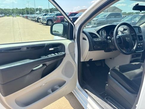 Used 2018 Dodge Grand Caravan SE FWD image 9
