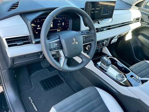 New 2025 Mitsubishi Outlander SE image 6
