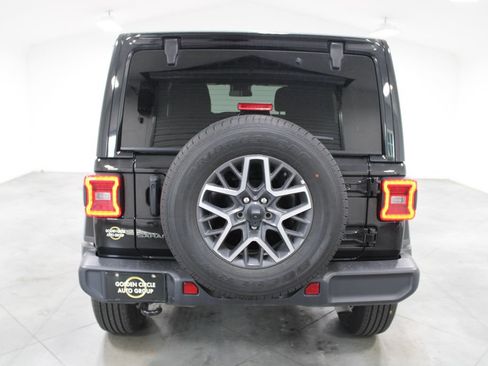 Used 2025 Jeep Wrangler Unlimited Sahara AWD/4WD image 8