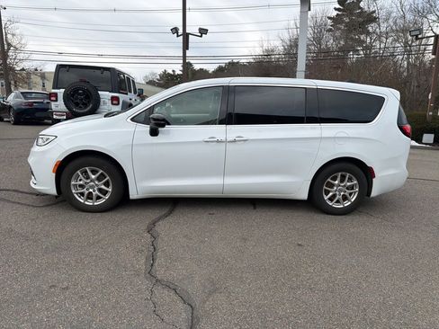 Used 2024 Chrysler Pacifica Touring-L image 6
