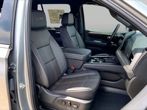 Used 2025 Chevrolet Tahoe High Country AWD/4WD image 17