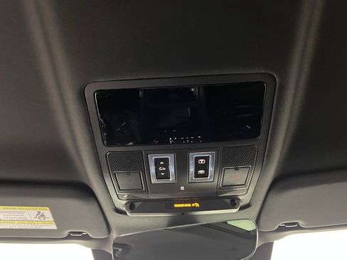 Used 2023 Land Rover Defender 130 X-Dynamic SE image 25