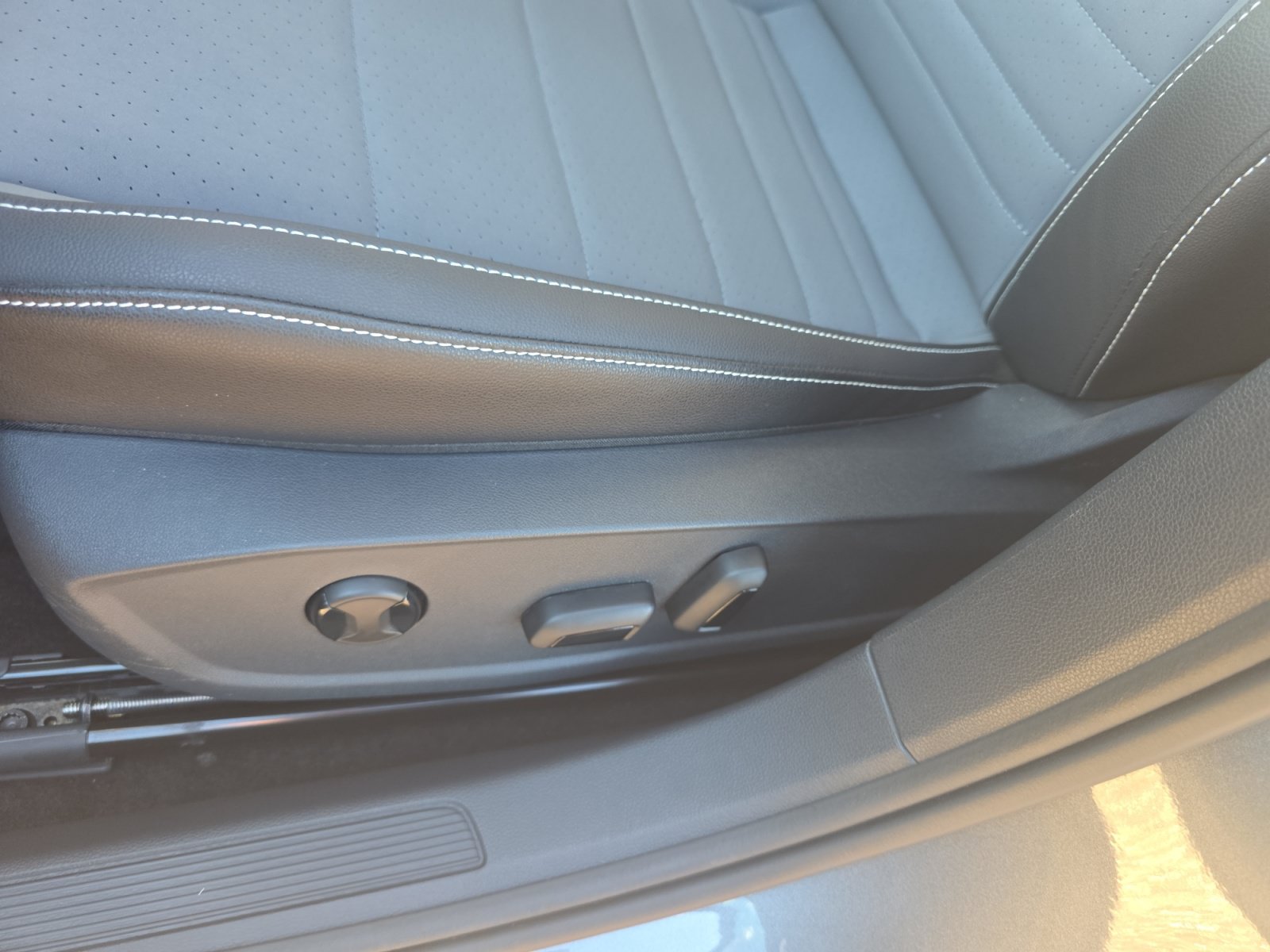 Used 2026 Volkswagen Jetta SE FWD image 14