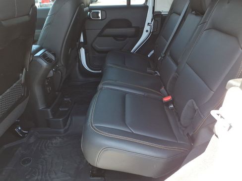 Used 2025 Jeep Wrangler Unlimited Sahara AWD/4WD image 14