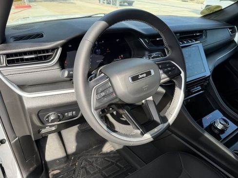 Used 2025 Jeep Grand Cherokee L Laredo RWD image 14