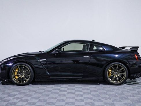 Used 2021 Nissan GT-R Premium image 14