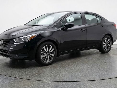 Used 2025 Nissan Versa SV image 3