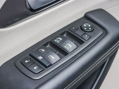 Used 2024 Chrysler Pacifica Select image 46