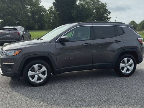 Used 2018 Jeep Compass Latitude w/ Popular Equipment Group FWD image 5