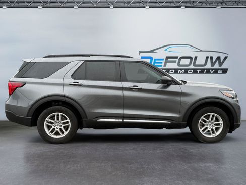 Used 2025 Ford Explorer Active AWD/4WD image 2