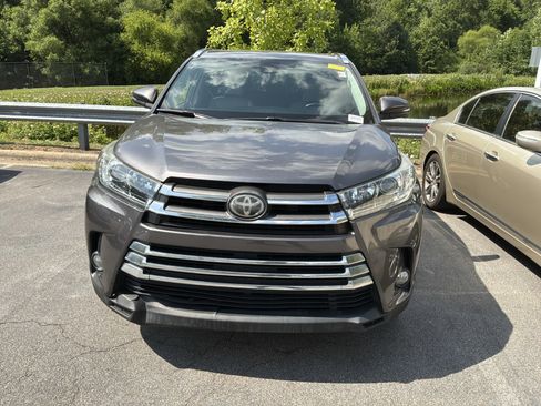 Used 2018 Toyota Highlander Limited FWD image 2
