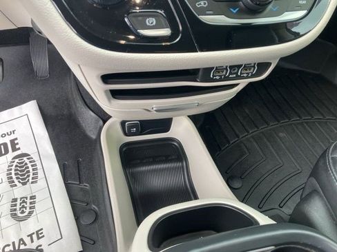 Used 2023 Chrysler Pacifica Touring-L AWD/4WD image 17