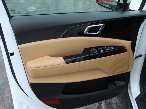 Used 2024 Kia Carnival EX image 22