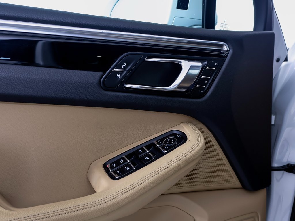 Used 2025 Porsche Macan AWD/4WD image 19
