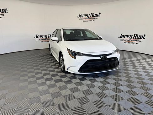 Used 2025 Toyota Corolla LE image 7