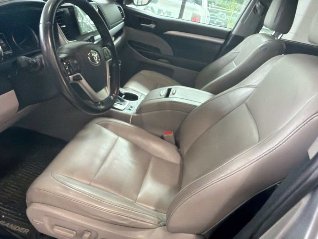 Used 2019 Toyota Highlander XLE AWD/4WD image 17