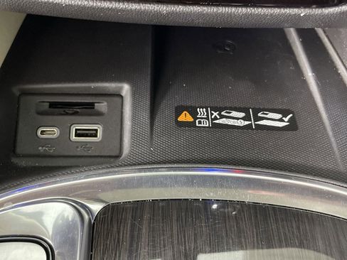 Used 2022 Buick Enclave Essence w/ Sport Touring Edition image 34