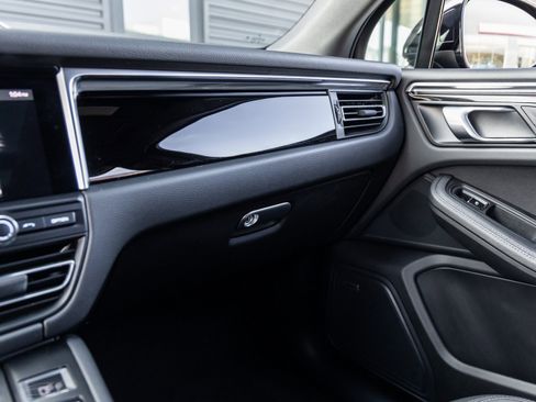 Certified 2021 Porsche Macan image 31