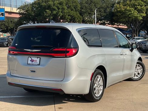 Used 2024 Chrysler Pacifica Touring-L FWD image 4