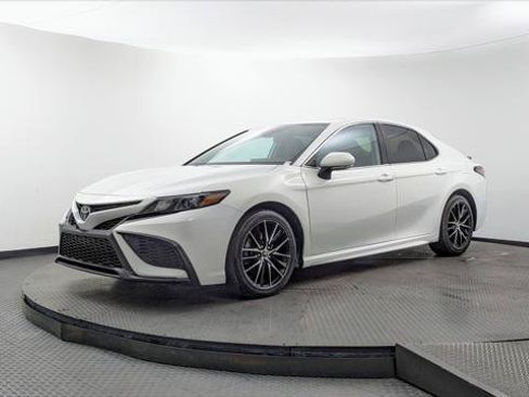 Used 2022 Toyota Camry SE w/ Audio Upgrade Package FWD image 2