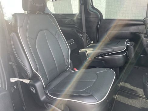 Used 2023 Chrysler Pacifica Limited w/ Uconnect Theater Family Group image 19