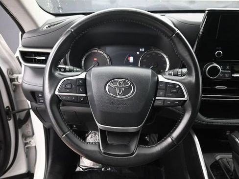 Used 2024 Toyota Highlander LE AWD/4WD image 22
