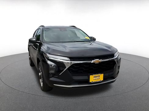 Used 2025 Chevrolet Trax LT FWD image 3