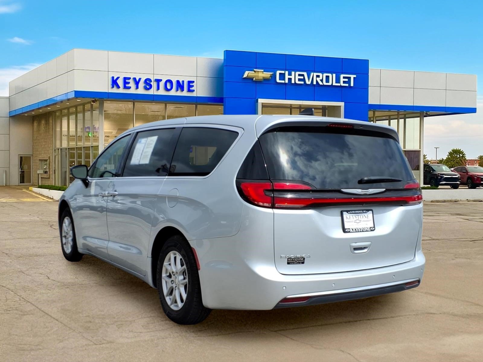 Used 2024 Chrysler Pacifica Touring-L FWD image 5