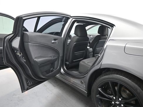 Used 2017 Dodge Charger SE w/ Blacktop Package RWD image 16