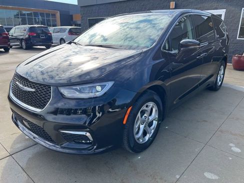 Used 2024 Chrysler Pacifica Limited FWD image 3