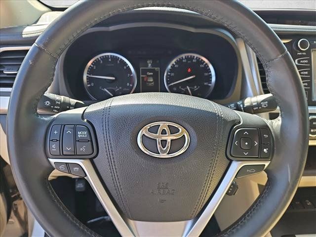 Used 2016 Toyota Highlander Limited w/ Driver Technology Package AWD/4WD image 13