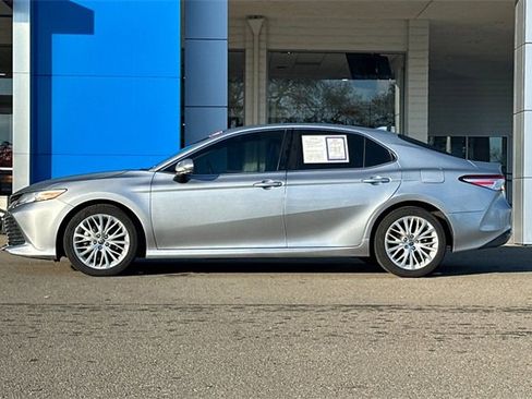 Used 2020 Toyota Camry XLE image 9