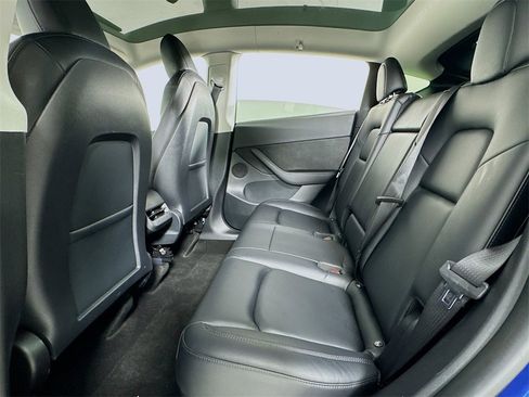 Used 2022 Tesla Model Y Long Range image 12