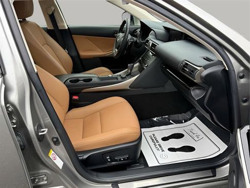 Used 2018 Lexus IS 300 image 31