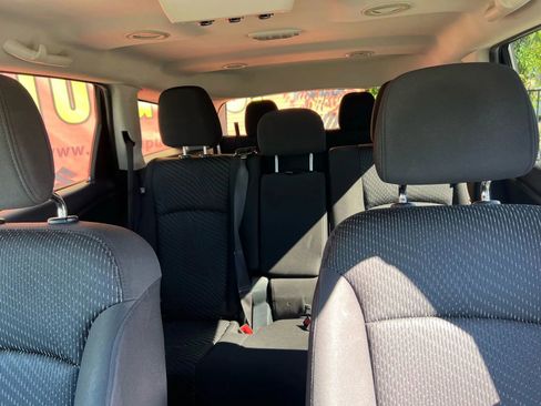 Used 2017 Dodge Journey SE w/ Flexible Seating Group image 10