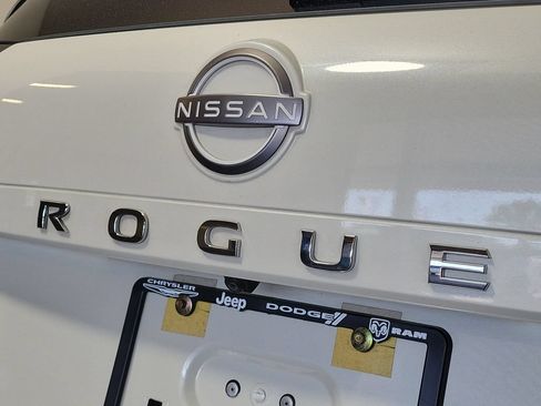 Used 2023 Nissan Rogue SV FWD image 8