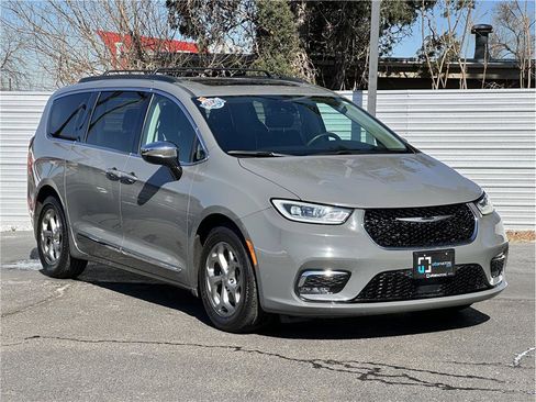 Used 2023 Chrysler Pacifica Limited image 8