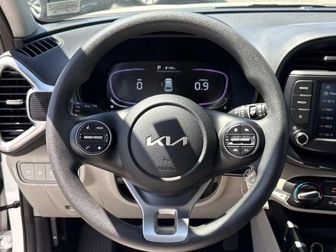 Used 2025 Kia Soul LX w/ LX Technology Package FWD image 18
