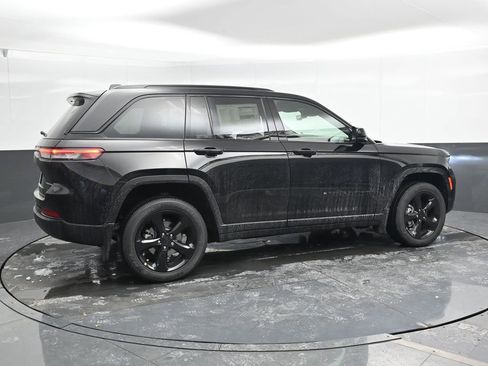 New 2025 Jeep Grand Cherokee Altitude image 2