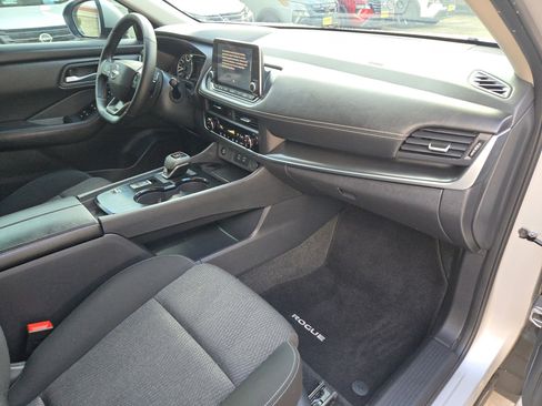 Certified 2025 Nissan Rogue SV FWD image 28