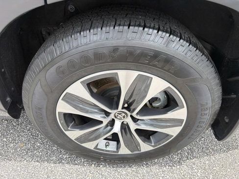 Used 2023 Toyota Highlander XLE FWD image 32