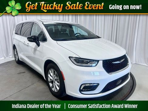 Used 2026 Chrysler Pacifica Limited image 1