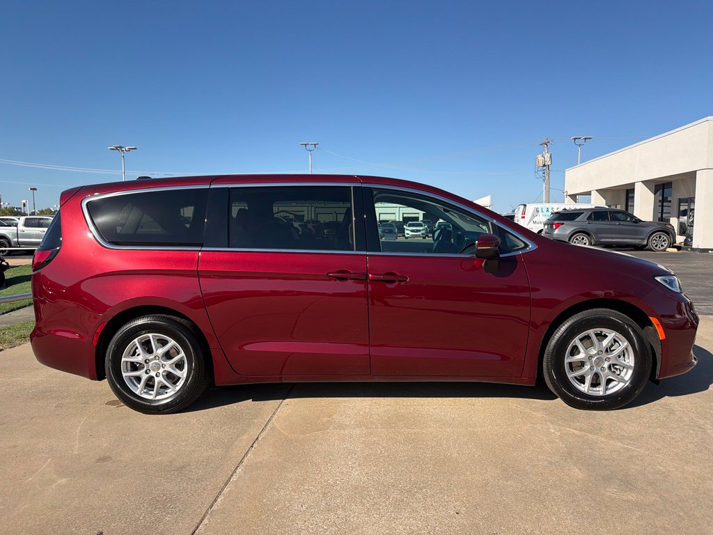 Used 2023 Chrysler Pacifica Touring-L FWD image 4