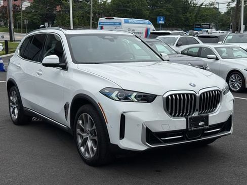 Used 2025 BMW X5 xDrive40i w/ Parking Assistance Package AWD/4WD image 3