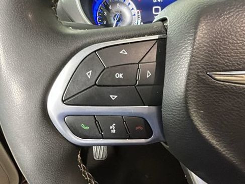 Used 2023 Chrysler Pacifica Touring-L FWD image 15