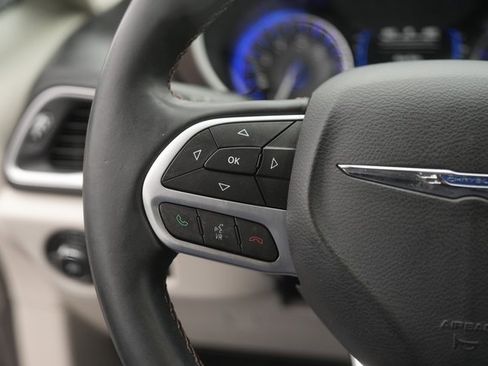 Used 2017 Chrysler Pacifica Touring-L image 24