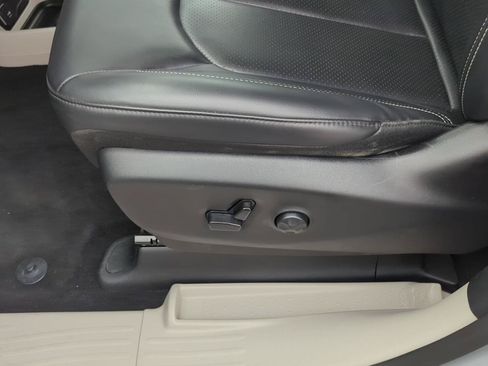 Used 2023 Chrysler Pacifica Touring-L FWD image 13