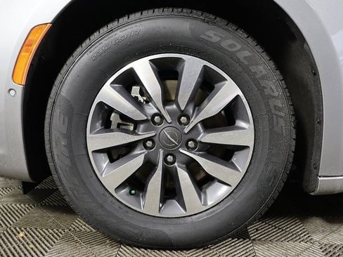 Used 2021 Chrysler Pacifica Touring-L image 19