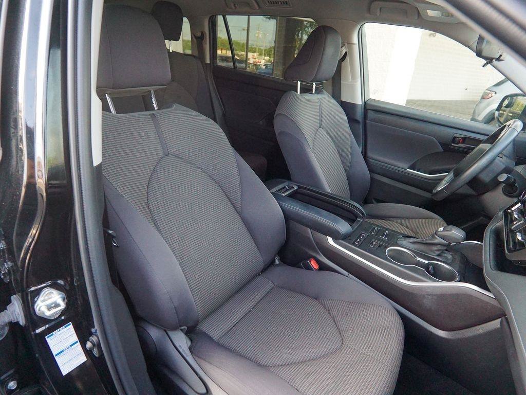 Used 2022 Toyota Highlander LE AWD/4WD image 27
